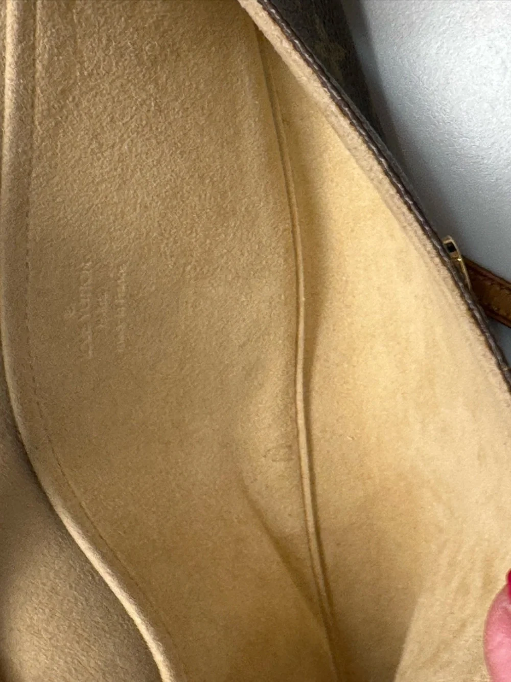 Louis Vuitton Monogram Shoulder/Crossbody Pouchette in Classic LV Monogram - Picture 15 of 16